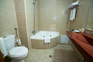 Отель Best Western Hotel Lev Or I Бухарест Номер с кроватью размера «king-size»-9
